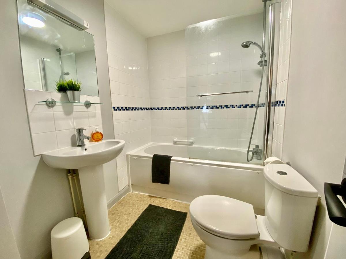 Beautiful Apartment - 5 Minute Walk To The Best Beach! - Great Location - Parking - Fast Wifi - Smart Tv - Newly Decorated - Sleeps Up To 4! Close To Bournemouth & Poole Town Centre Eksteriør bilde