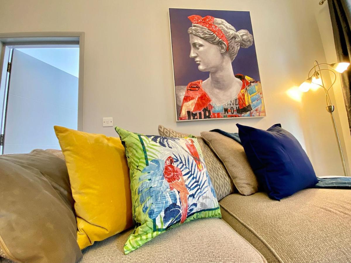 Beautiful Apartment - 5 Minute Walk To The Best Beach! - Great Location - Parking - Fast Wifi - Smart Tv - Newly Decorated - Sleeps Up To 4! Close To Bournemouth & Poole Town Centre Eksteriør bilde