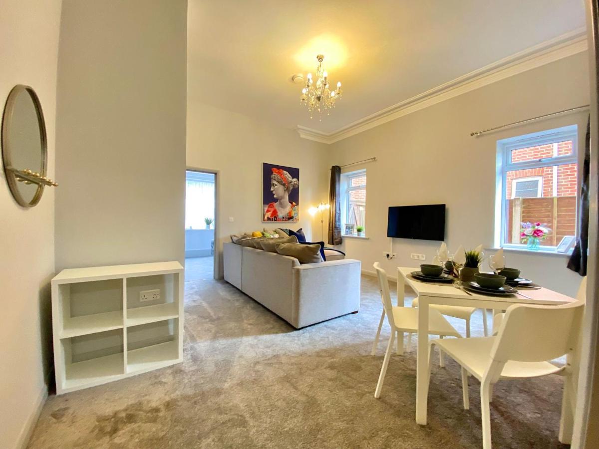 Beautiful Apartment - 5 Minute Walk To The Best Beach! - Great Location - Parking - Fast Wifi - Smart Tv - Newly Decorated - Sleeps Up To 4! Close To Bournemouth & Poole Town Centre Eksteriør bilde
