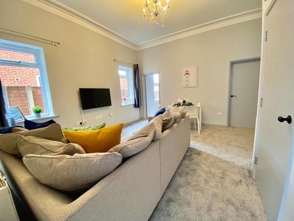 Beautiful Apartment - 5 Minute Walk To The Best Beach! - Great Location - Parking - Fast Wifi - Smart Tv - Newly Decorated - Sleeps Up To 4! Close To Bournemouth & Poole Town Centre Eksteriør bilde