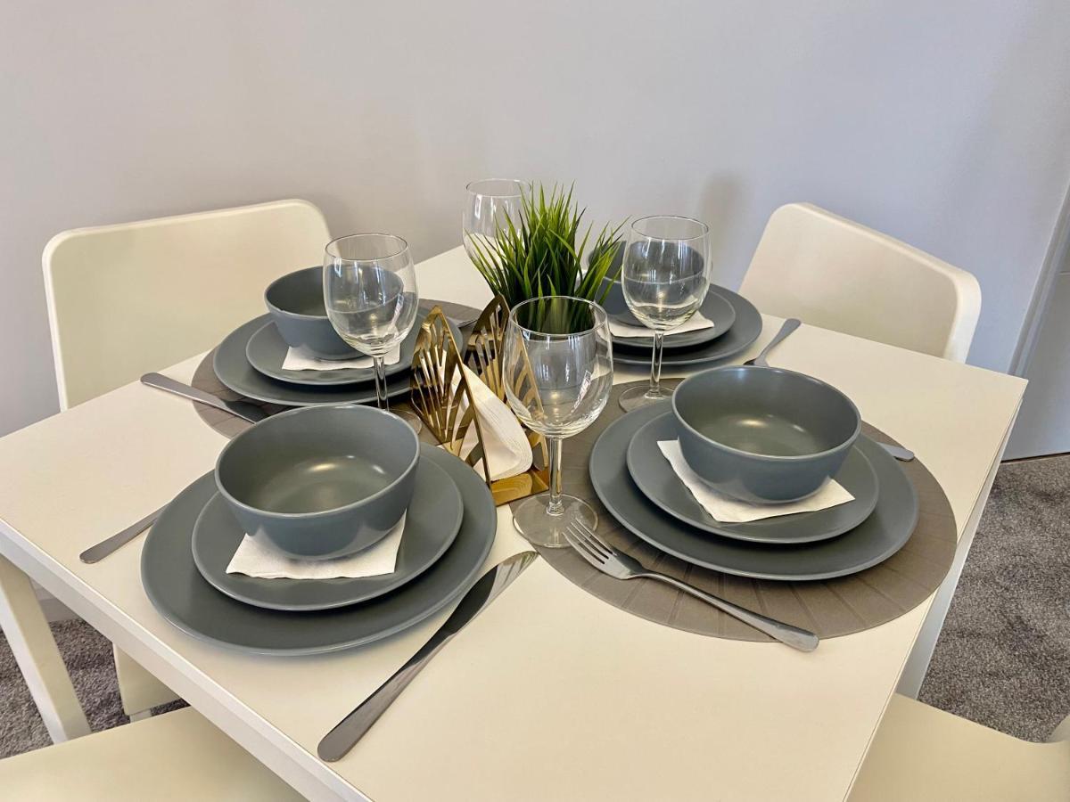 Beautiful Apartment - 5 Minute Walk To The Best Beach! - Great Location - Parking - Fast Wifi - Smart Tv - Newly Decorated - Sleeps Up To 4! Close To Bournemouth & Poole Town Centre Eksteriør bilde